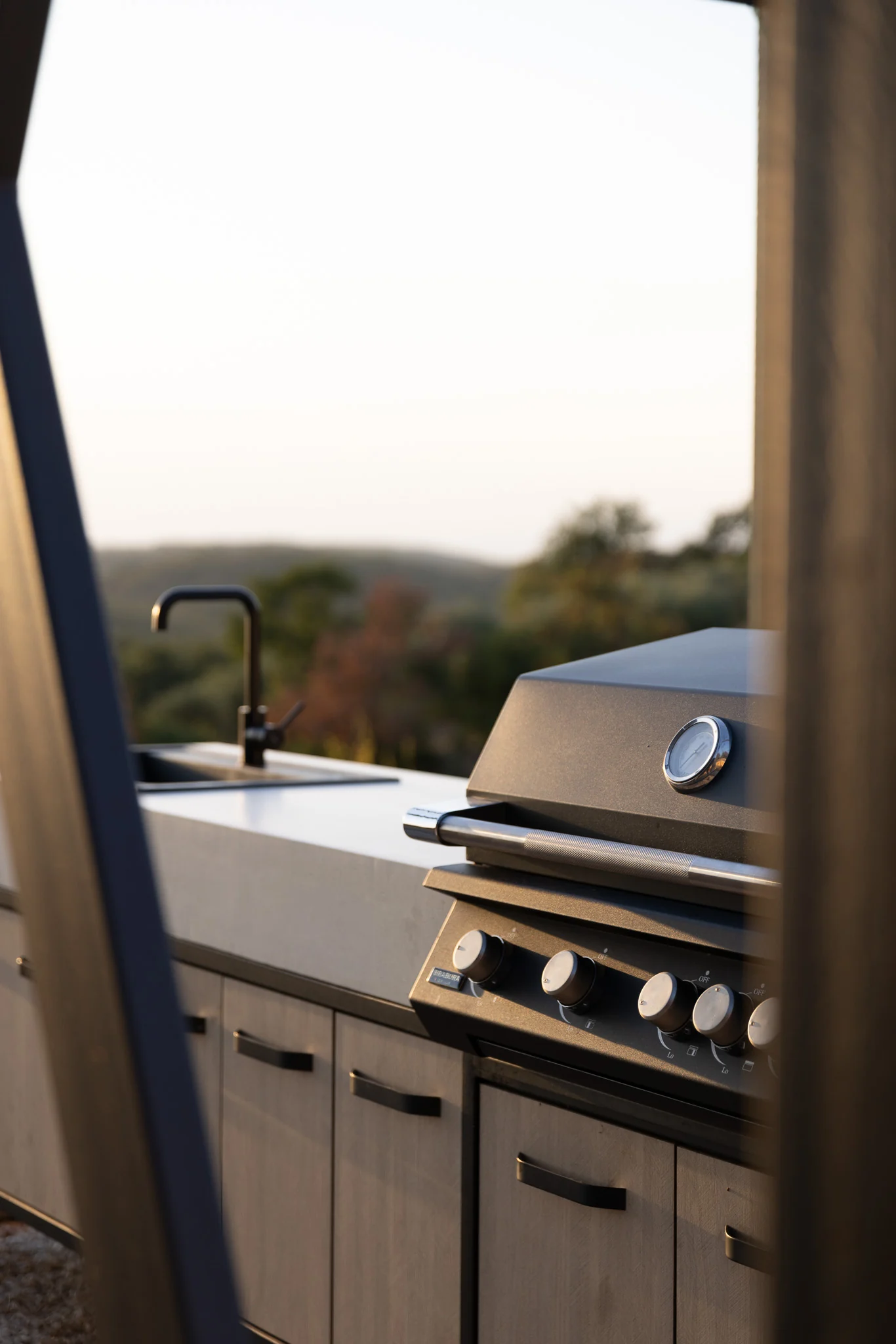 Detalle de la barbacoa y la encimera de la cocina POP en Bale