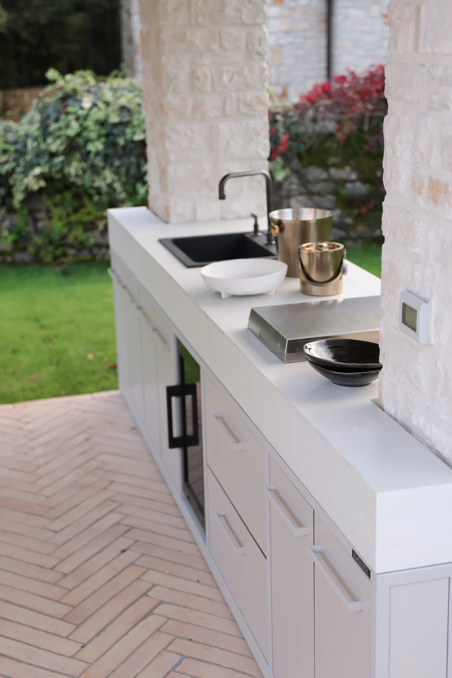 Details von integrierter Spüle, Arbeitsplatte und Stauraum der POP-Küche in Poreč