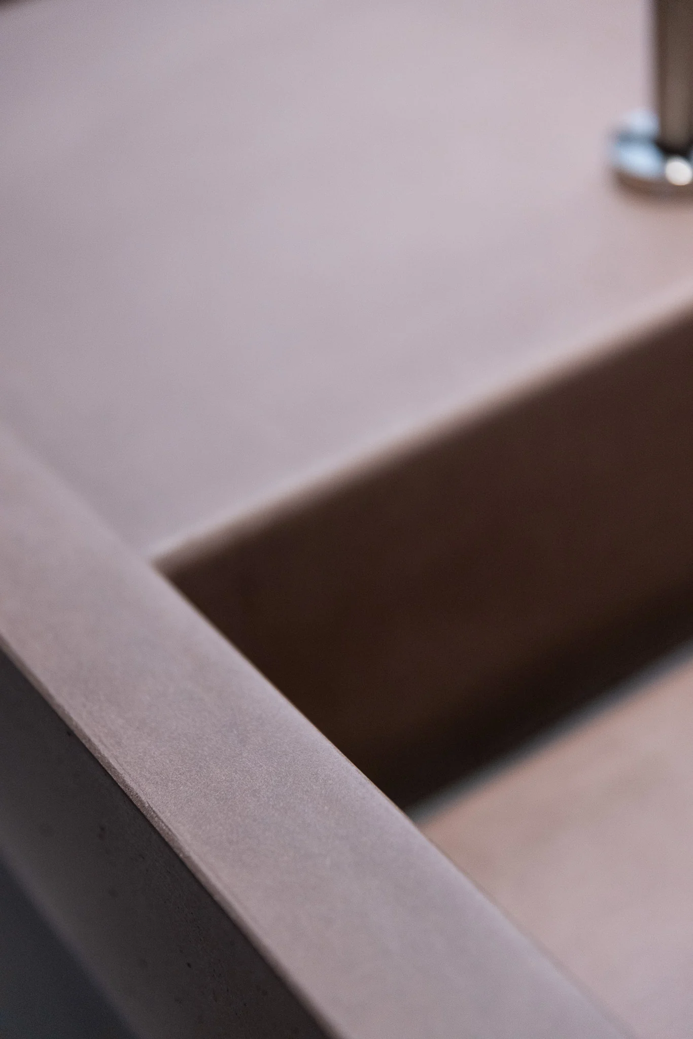 Integrated sink and hand-finished worktop detail of the SOUL island in Milan